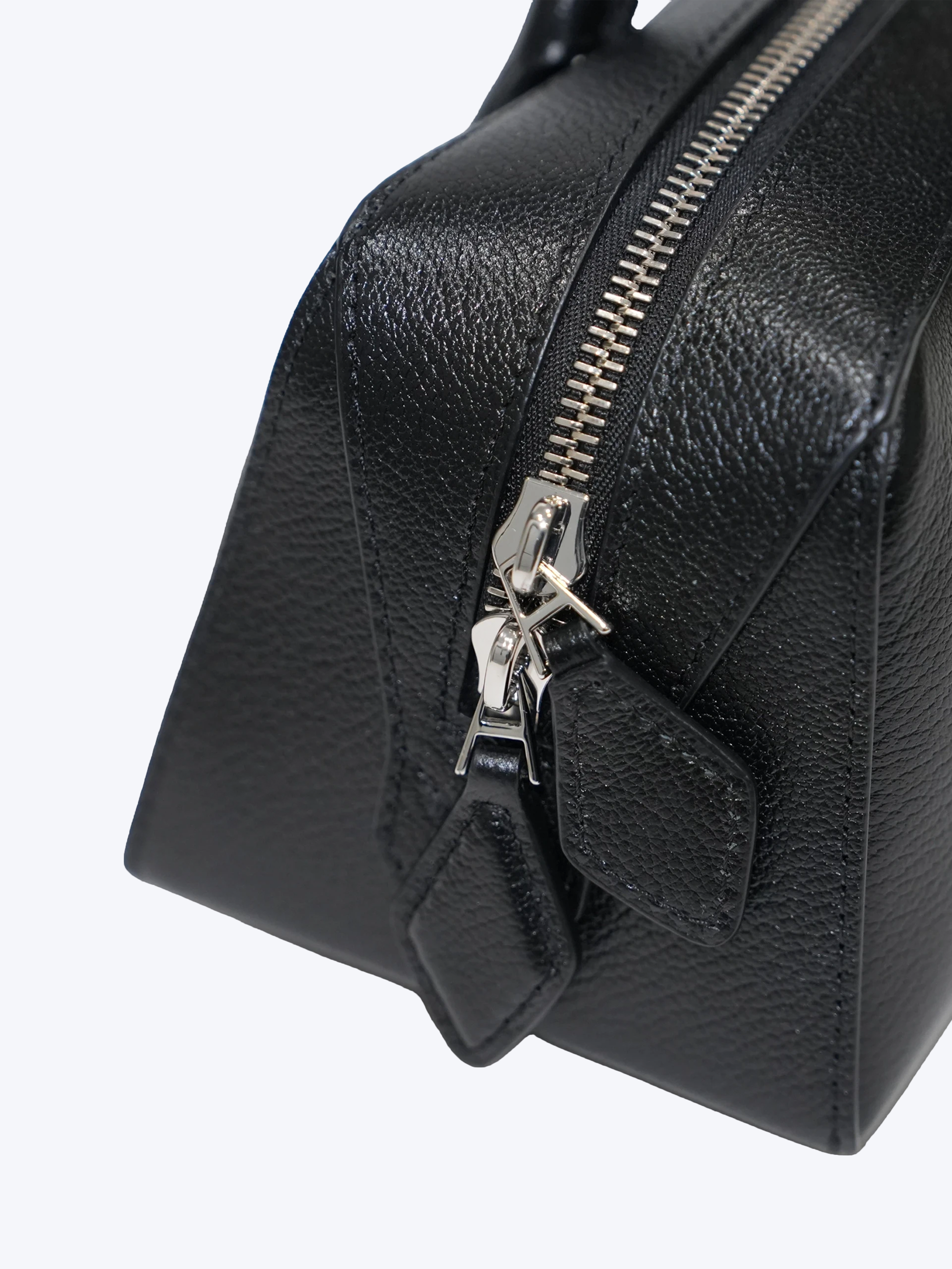 Alaïa Le Teckel Medium Shoulder Bag | Black